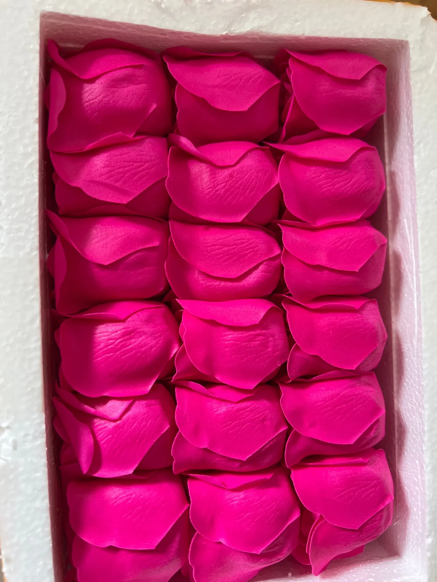 81pcs Three-Layer No Flower Base Rose Flowers Heads Decor gift Box Essential Wedding Bouquet Valentine'S Day Artificial Flower photo review