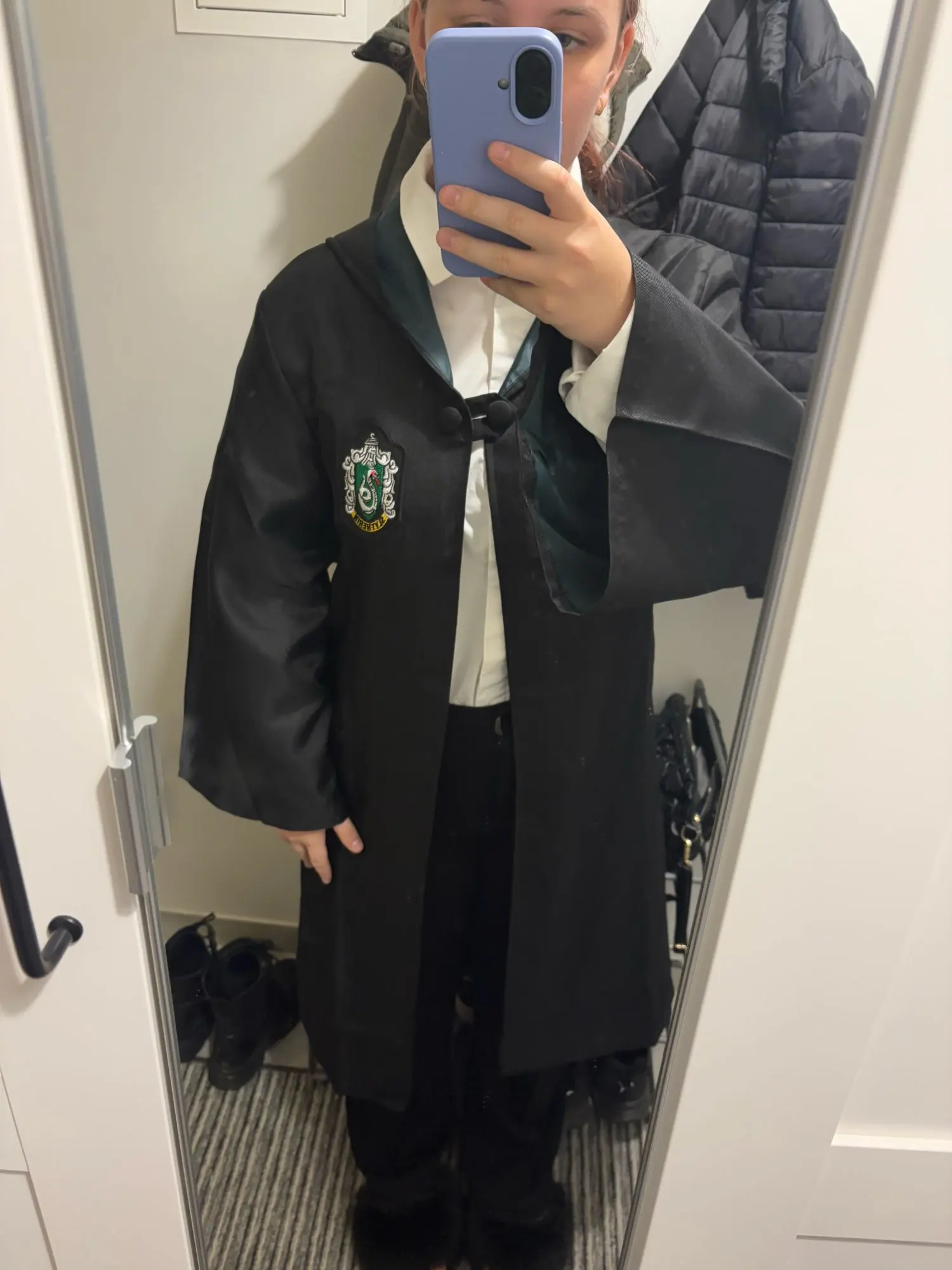 Robe sorcier noire, capuche, cravate rouge