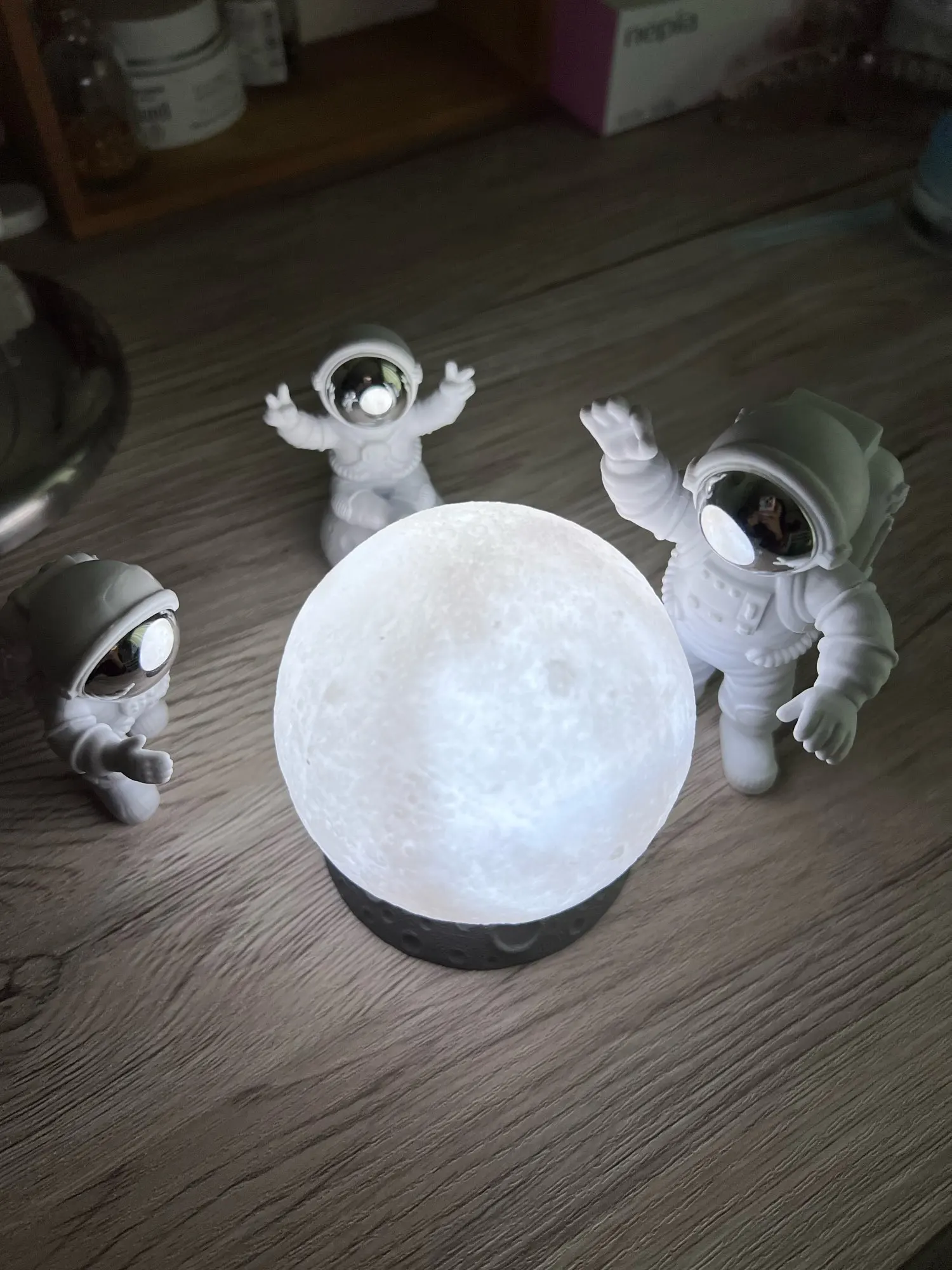 Astronaut Figures Moon lamp photo review