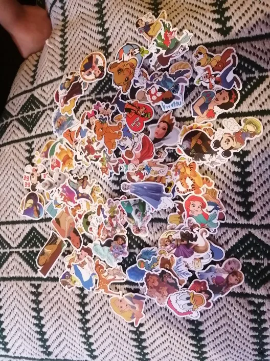 Disney-pegatinas de dibujos animados para decoración de equipaje, pegatinas de grafiti para ordenador portátil, fundas de teléfono, Juguetes DIY, 100 piezas photo review