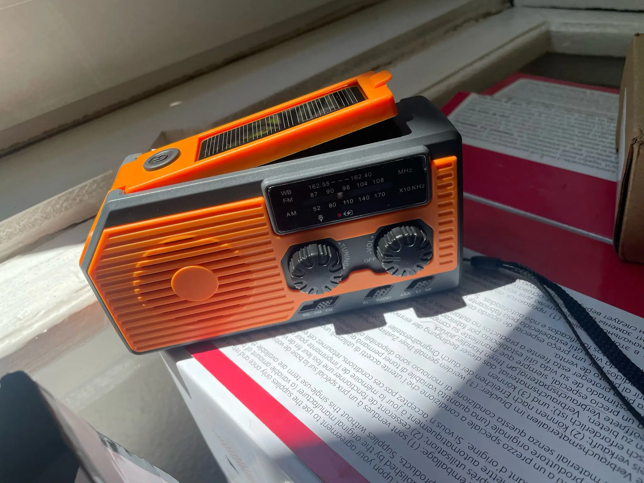 4000mAh Portable Emergency Solar Power Radio Hand Crank Charging AM/FM Weather Radio Led Reading Flashlight Bank Phone Charger photo review