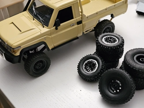 Auto a Control Remoto - 1/12 Camioneta TOYOTA Land Cruiser - MN82 Rojo o Amarillo