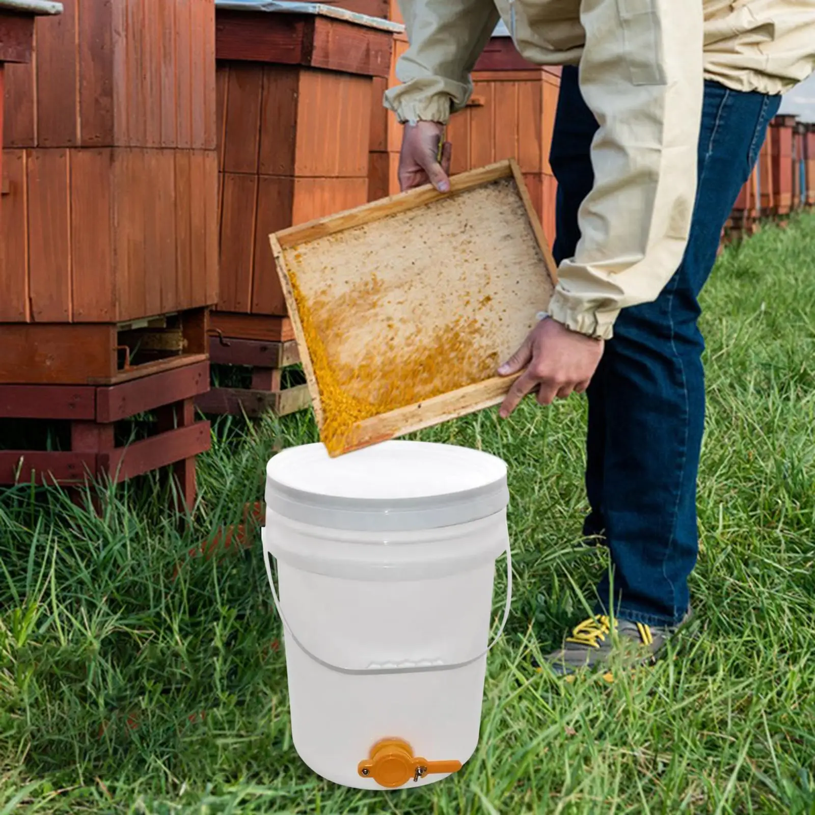 Large Capacity Plastic Honey Bucket 5 Gallon Honey Bottling Bucket for Home Beekeeping Extractor Equipment
