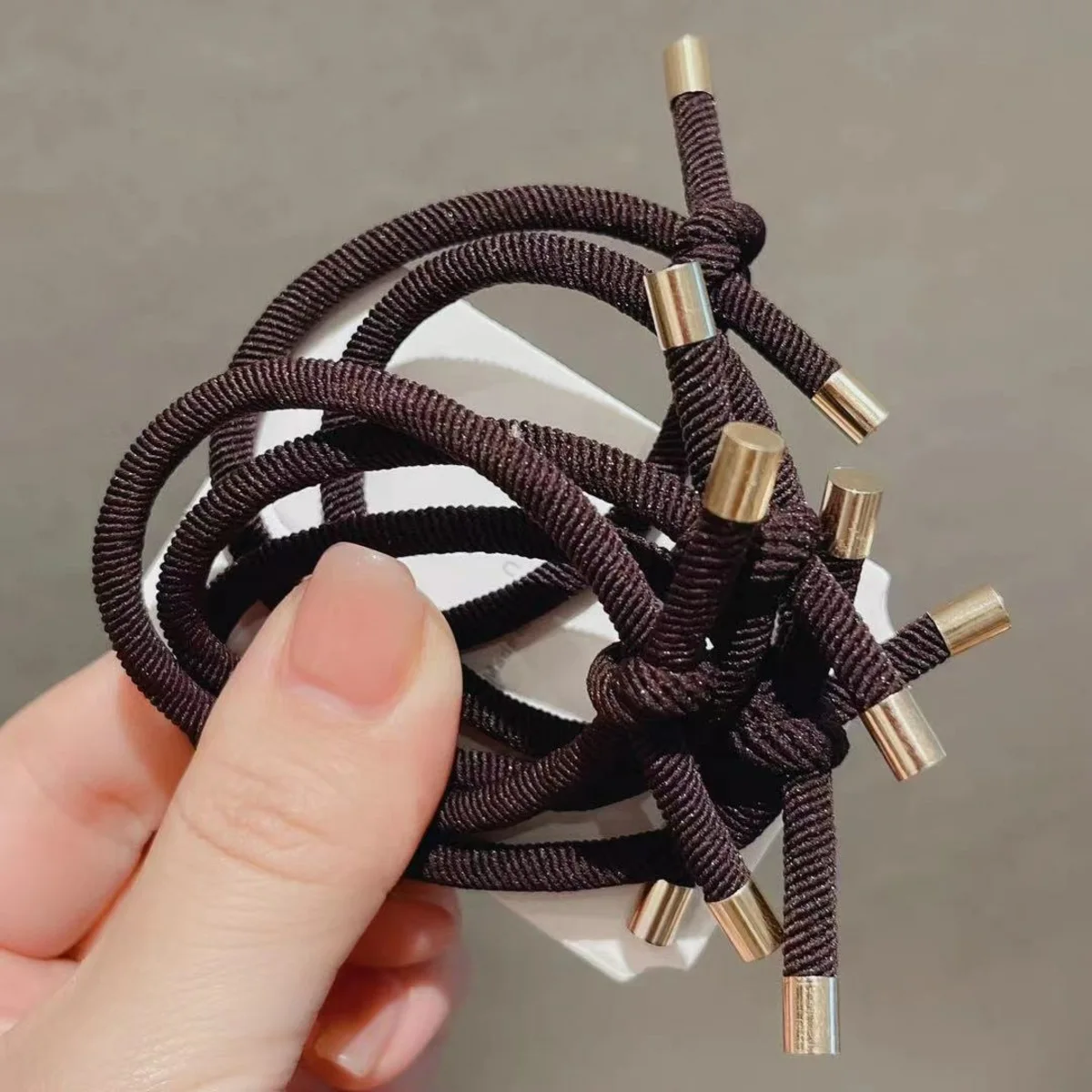 10 Stück hochelastische Knoten-Spiral-Haargummis in Kaffeebraun und Schwarz, minimalistisch, sanft zu den Haaren, für sichere Pferdeschwänze, stilvoll und langlebig – Detail 6