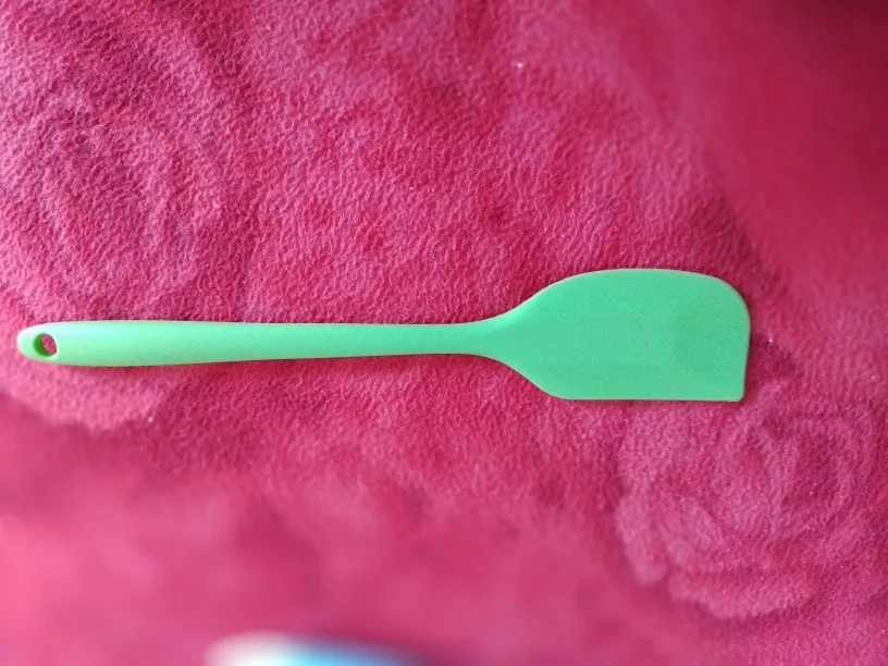 1PC Small Heat Resistant Integrate Handle Silicone Spooncolor Silicone Scraper Cake Cream Spatula Knife Kitchen Baking Tool photo review