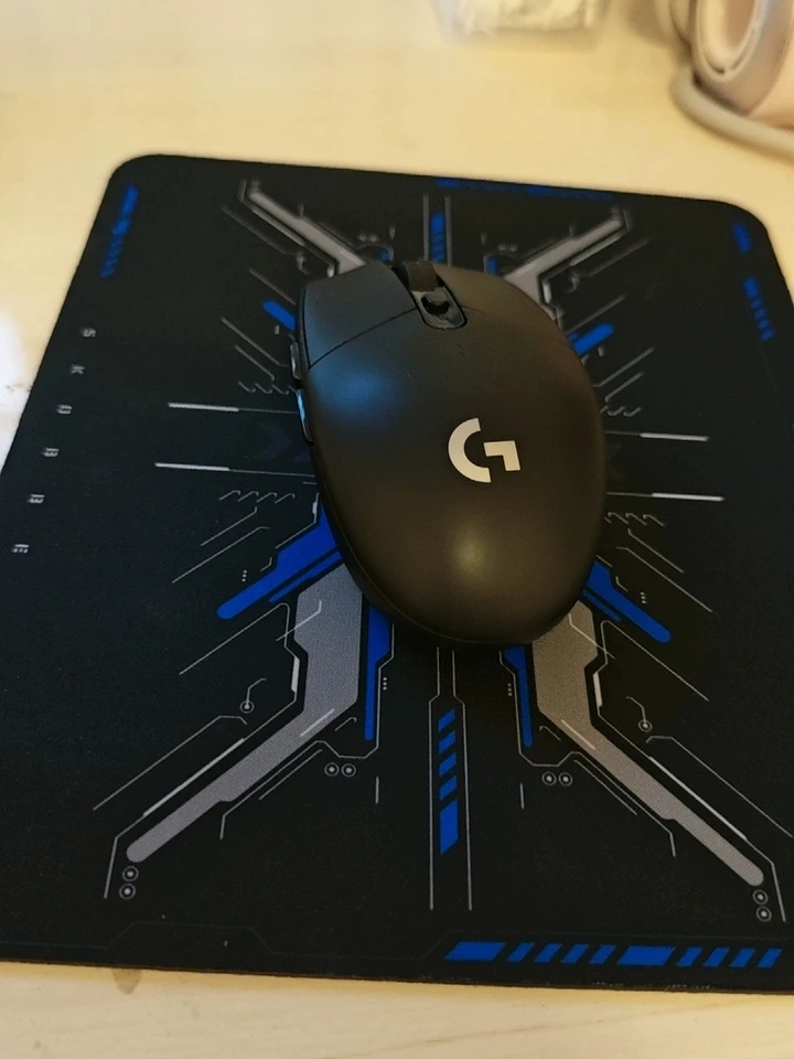 Logitech G304 Lightspeed Wireless Mouse 12K DPI 6 Buttons photo review
