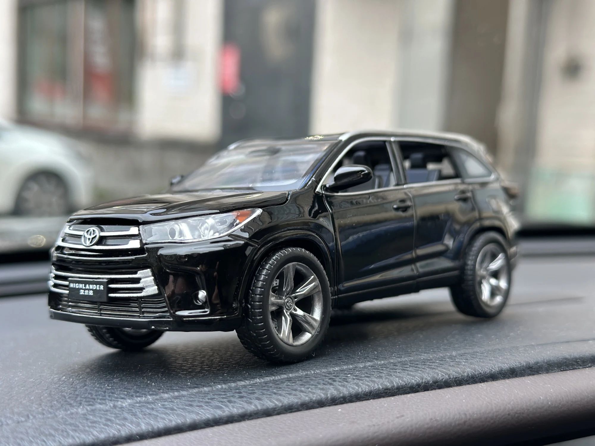 1:32 Toyota Highlander SUV Alloy Car Model Diecasts & Toy Metal Off-road Vehicles Car Model High Simulation Collection Kids Gift photo review