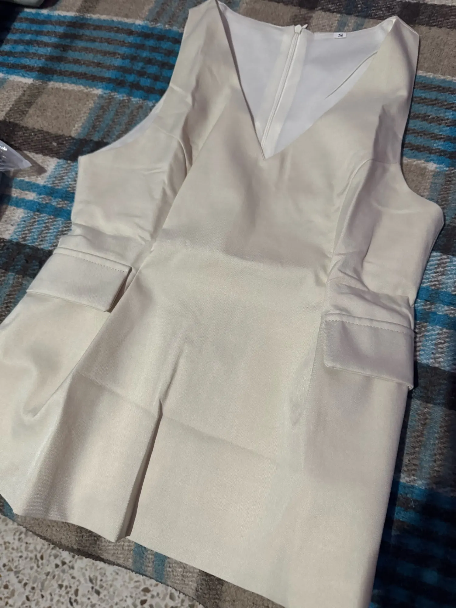 TFMLN Women's Sleeveless V-Neck Tank Top with Flip Pockets photo review