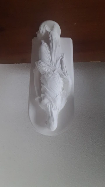 Iconic Elegance, Louvre Museum Replica Sculpture for Desktop Decoration photo review