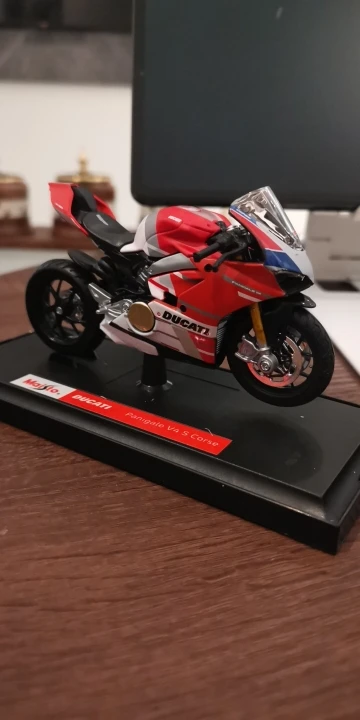 Maisto Ducati Panigale V4 S Corse 1:18 Scale Alloy Motorcycle Diecast Model Collectible Grade Gift Toy photo review