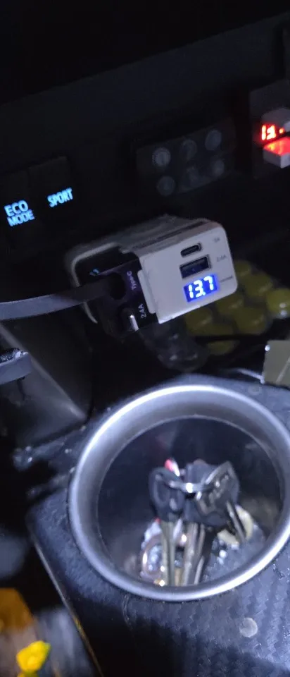 Chargeur Allume-Cigare 4-en-1 Rétractable (120W) : Station de Charge Rapide avec Câbles Intégrés & Voltmètre