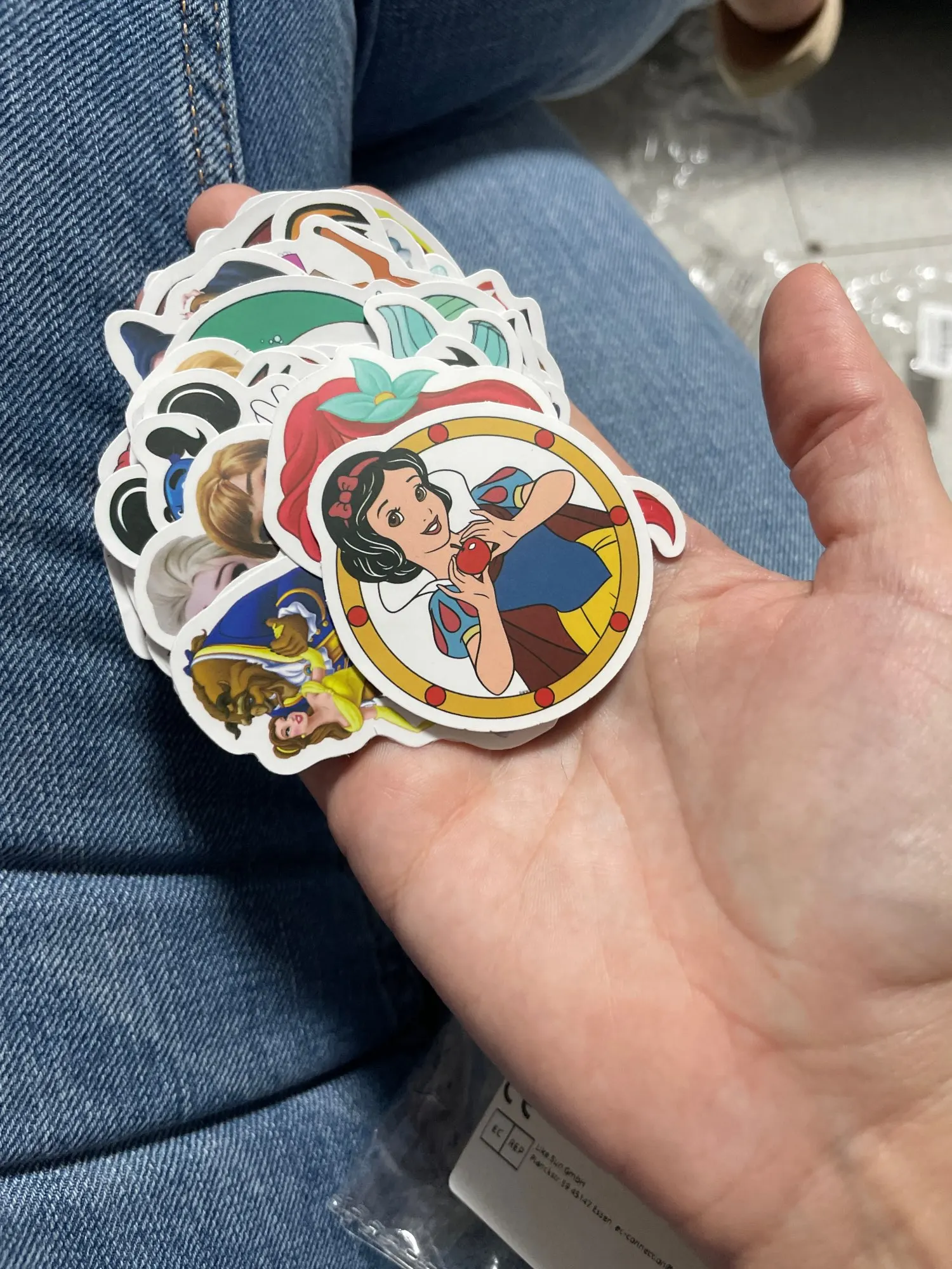 Disney-pegatinas de dibujos animados para decoración de equipaje, pegatinas de grafiti para ordenador portátil, fundas de teléfono, Juguetes DIY, 100 piezas photo review