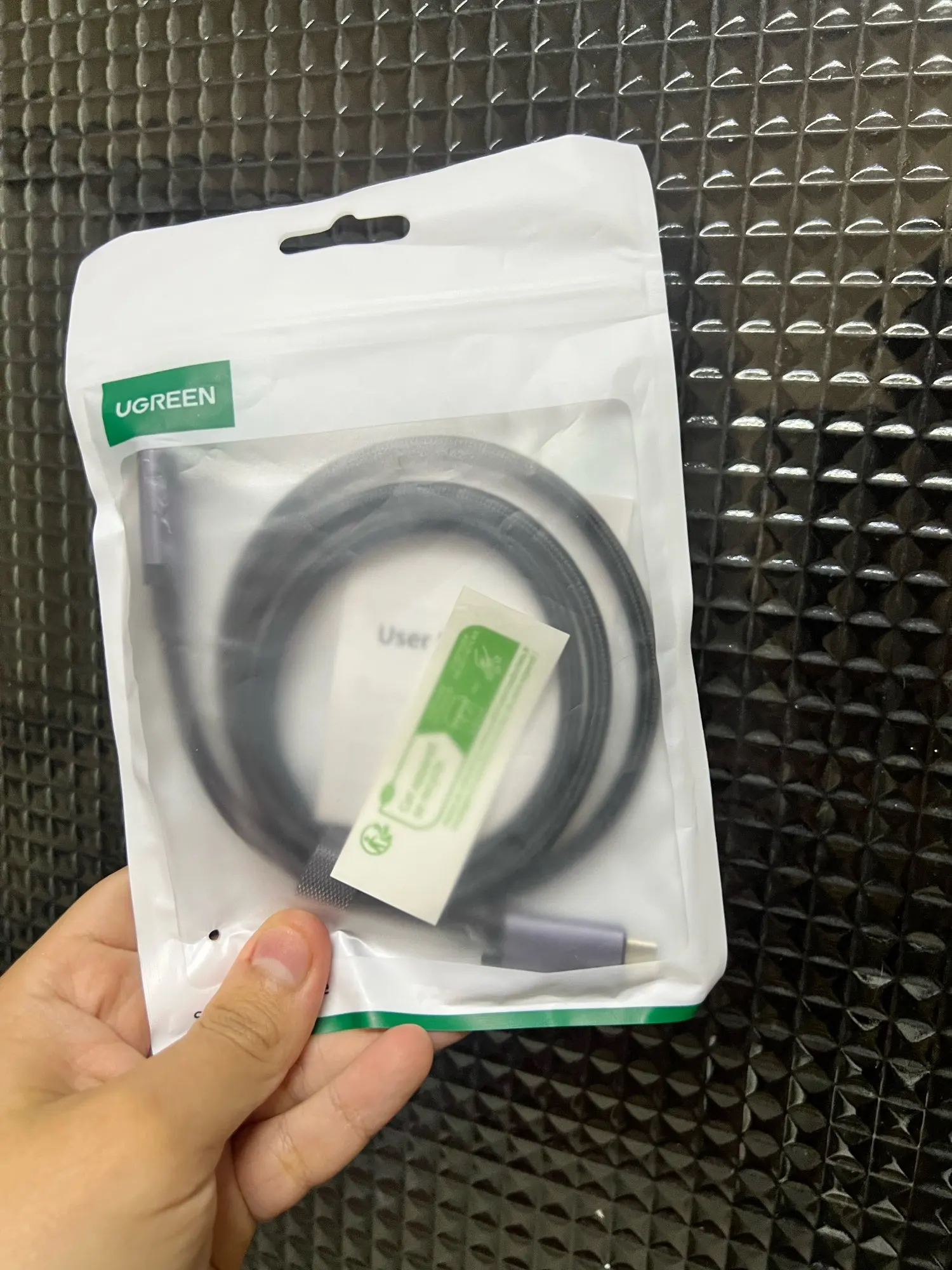 UGREEN PD3.1 240W USB-C Cable USB4 80Gbps 16K Display Type-C Fast Charging Compatible with USB-C Monitors MacBook iPad iPhone 17 photo review