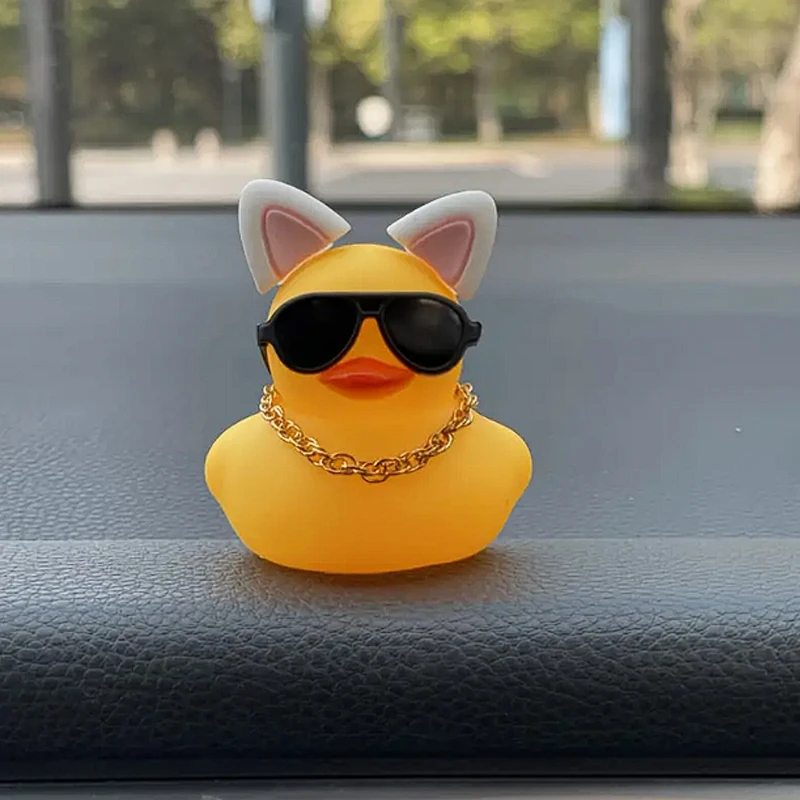 Gomma Cute Duck Toy Car Ornaments Yellow Duck Car Dashboard Decorations Cool Glasses Duck Con Elmetto Catena D'Oro