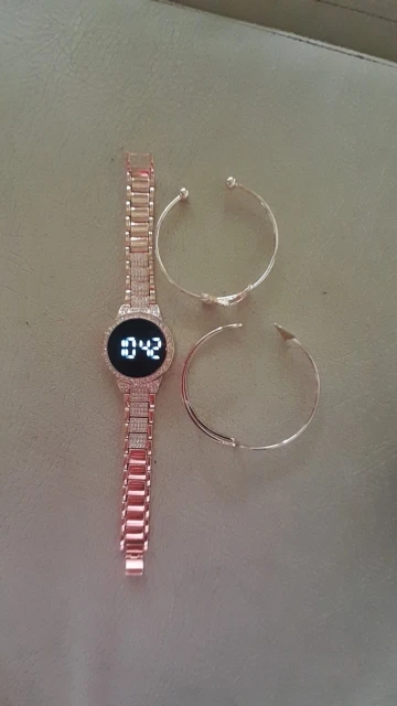 Kit Relógio Feminino e Pulseiras: A Elegância e o Estilo em um Conjunto Deslumbrante! photo review
