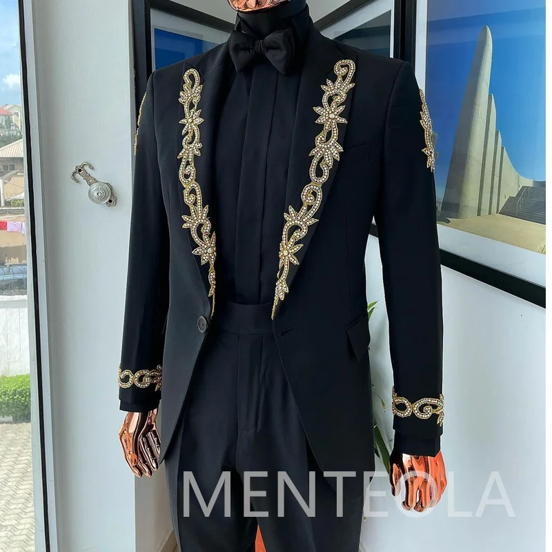 

Peaked Lapel Men Suits with Gold Floral Applique 2 Piece Slim Fit Wedding Tuxedo for Grooms Party Custom Male Fashion Costume