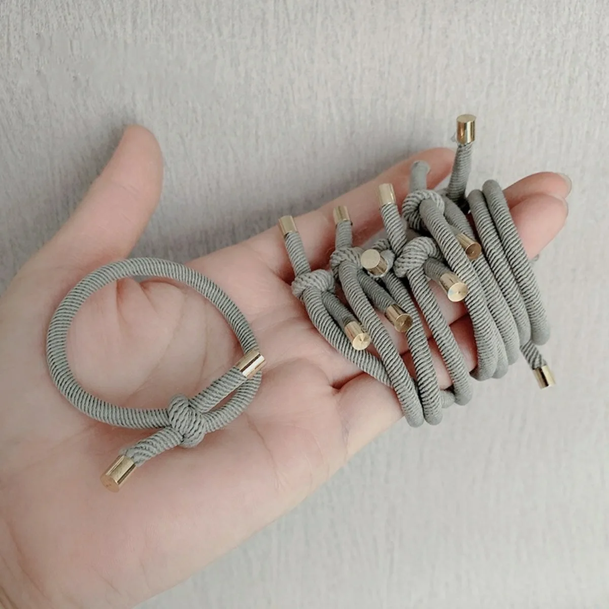10 Stück hochelastische Knoten-Spiral-Haargummis in Kaffeebraun und Schwarz, minimalistisch, sanft zu den Haaren, für sichere Pferdeschwänze, stilvoll und langlebig – Detail 3
