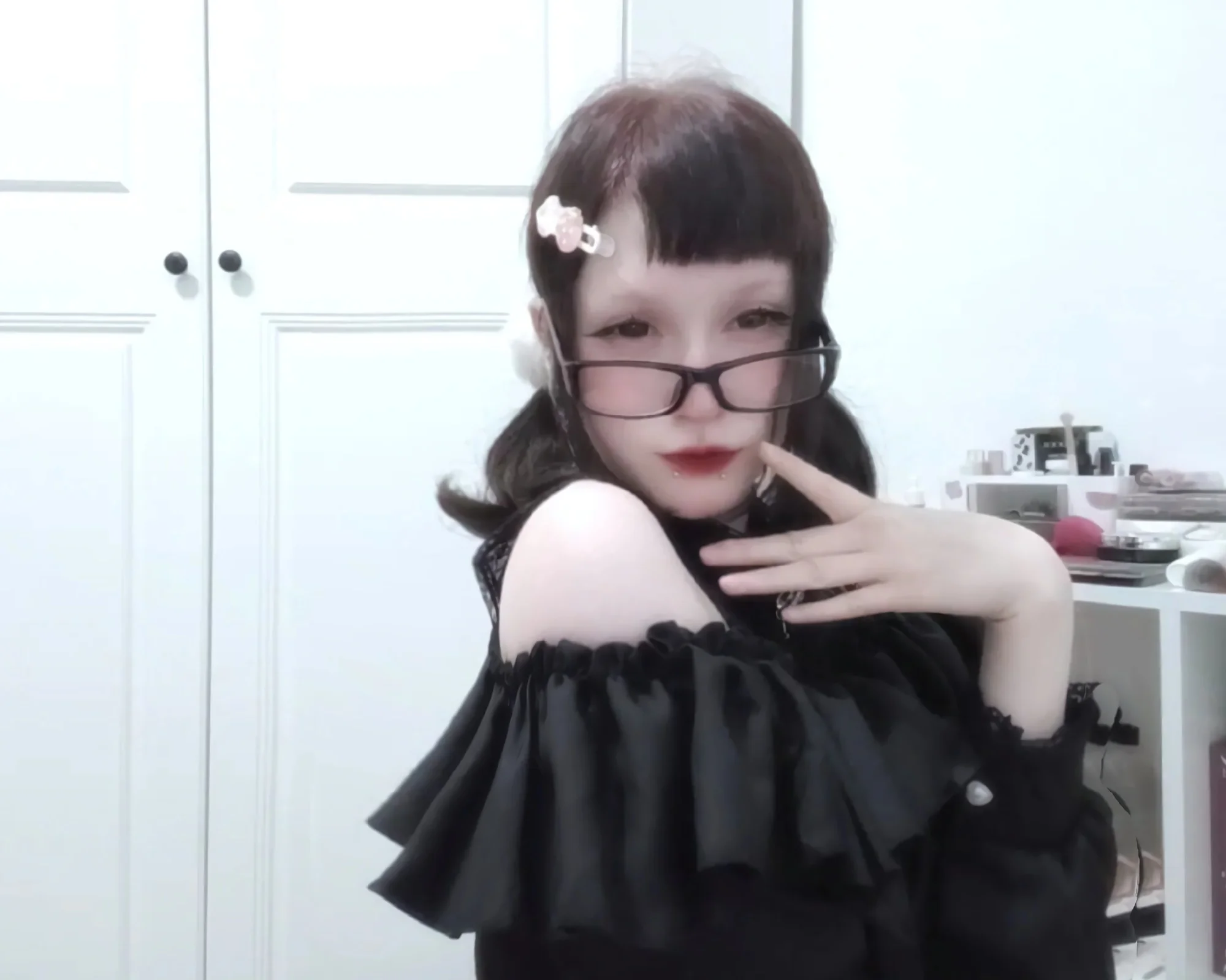 Noir Heart Ruffle Cold-Shoulder Coord photo review