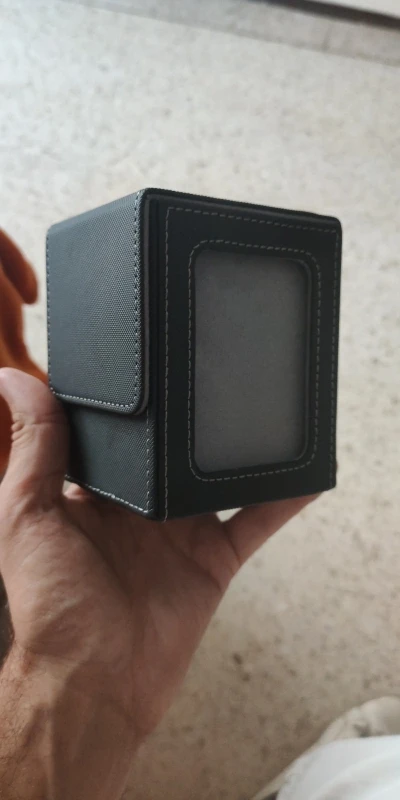 Caja de baraja de cartas con ventana de visualización, capacidad para 120 + tarjetas de una sola manga, cierre magnético, adecuada para tarjetas CCG, tarjetas de juego mágicas photo review