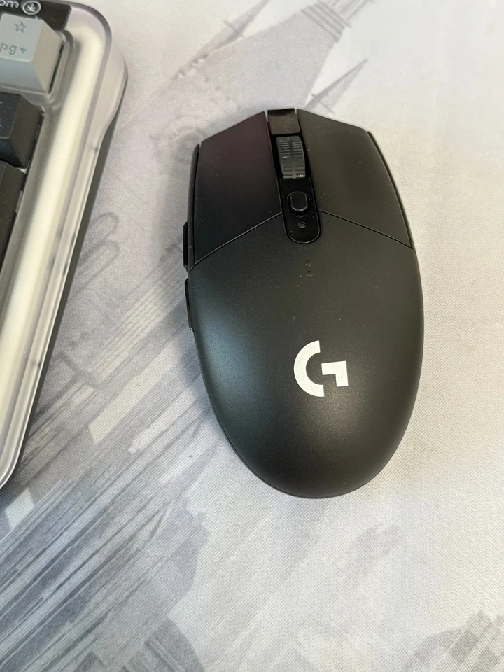 Logitech G304 Lightspeed Wireless Mouse 12K DPI 6 Buttons photo review