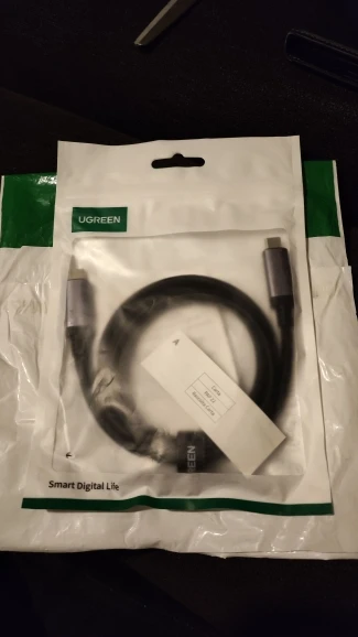 UGREEN PD3.1 240W USB-C Cable USB4 80Gbps 16K Display Type-C Fast Charging Compatible with USB-C Monitors MacBook iPad iPhone 17 photo review