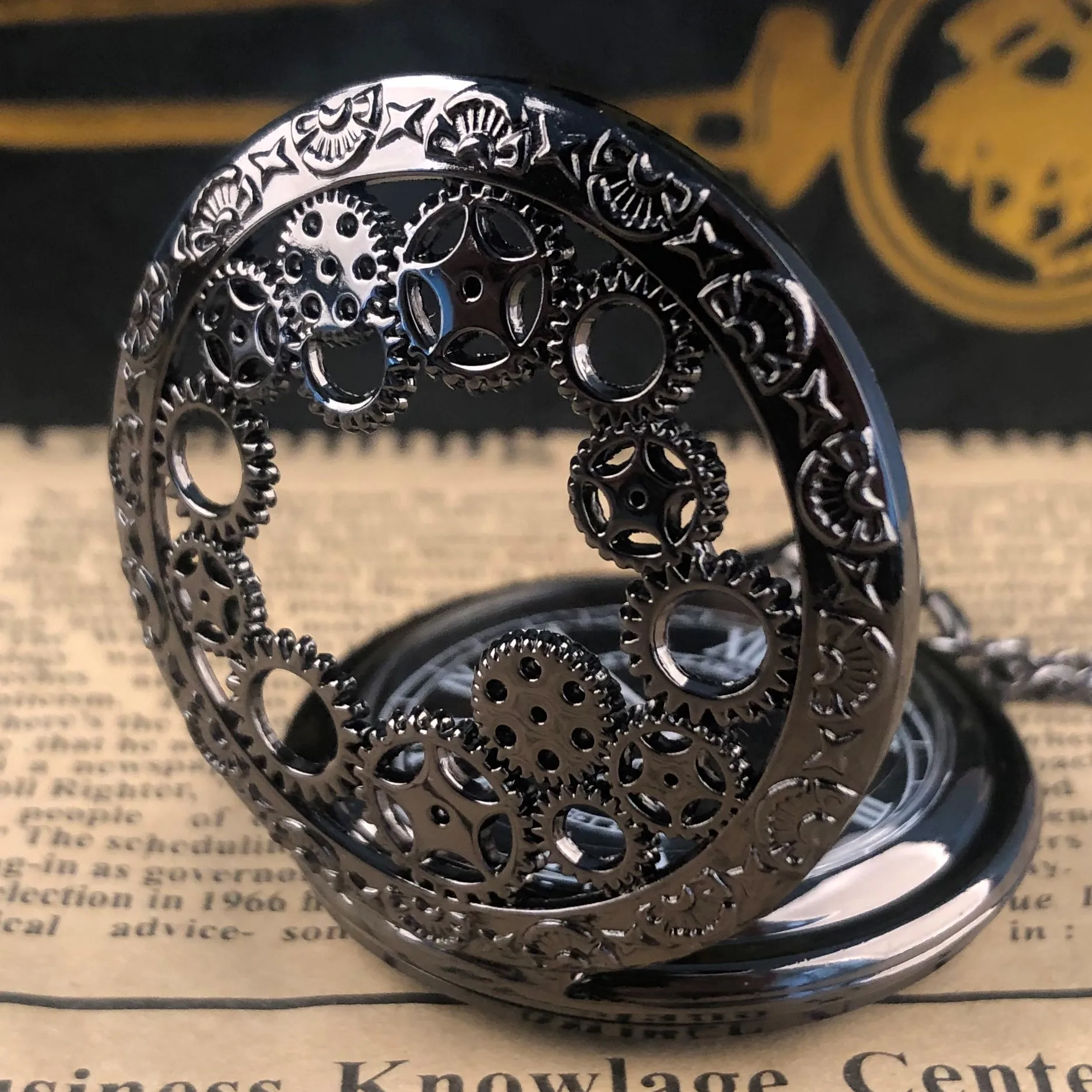 Рисунок 3 - Винтажные карманные часы с бронзовым полым механизмом