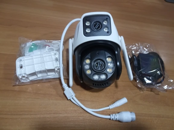 Caméra WiFi 360° extérieure 8MP 4K – Double objectif PTZ, détection humaine, vision nocturne, IP66 étanche photo review
