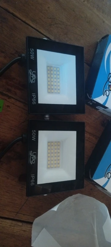 Kit 2 Refletor Led 50w Holofote Bivolt Prova Dágua Ip66 Cor De Luz Branco Frio photo review