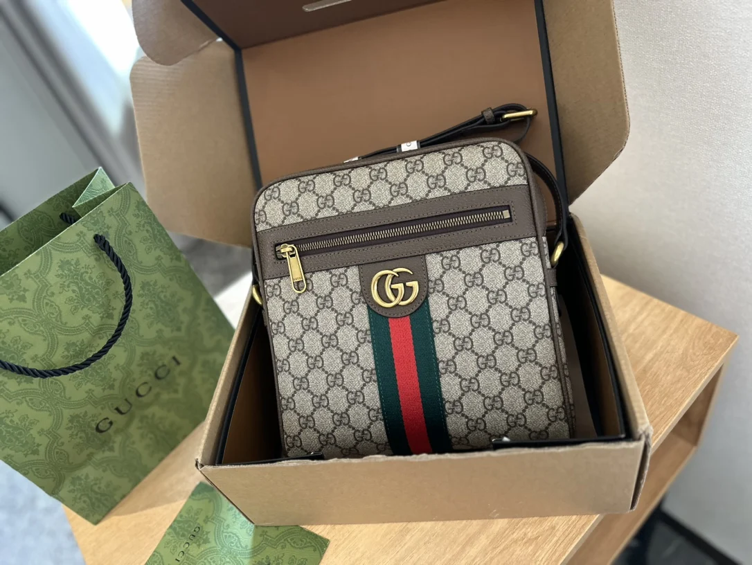 【極美品】グッチ ショルダーバッグ メッセンジャー シマ レザー ネイビー 紺色 GUCCI ショルダーバッグ レザー GG金具 ネイビー オールドグッチ