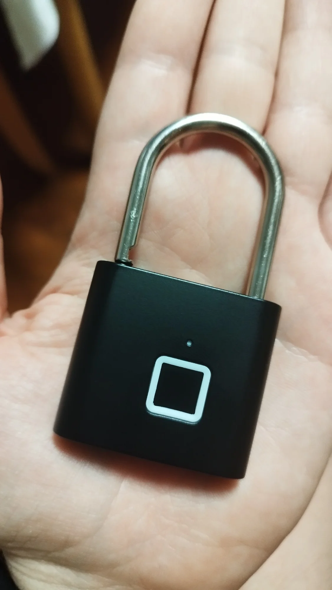 KERUI Keyless USB Charging Fingerprint Lock Smart Padlock Waterproof Door Lock 0.2sec Unlock Portable Anti-theft Padlock Zinc photo review