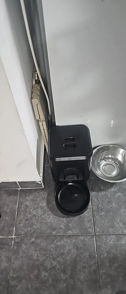 موزع طعام اَلي للكلاب و القطط قابل لتحديد أوقات الوجبات