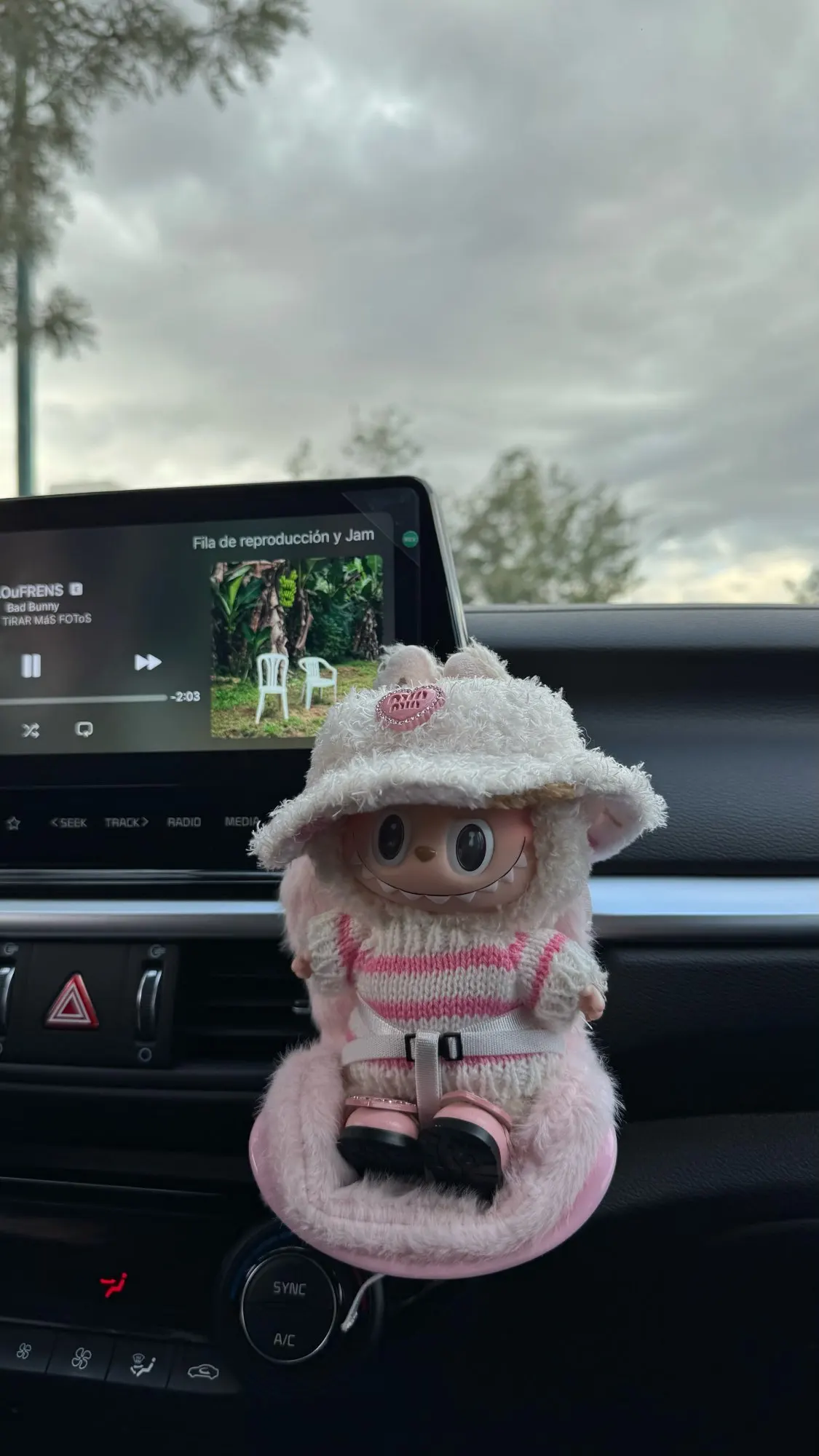 Labubu Doll Accessories: 15/17CM Car Safety Seat Air Vent Aromatherapy Decor photo review