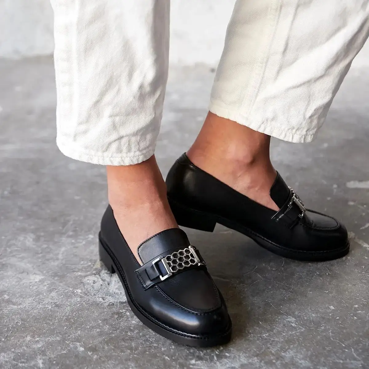

Subway Inner Outer Real Leather Honeycomb Metal Buckle Flat Sole Loafer Brown Black Comfortable Daily Shoes