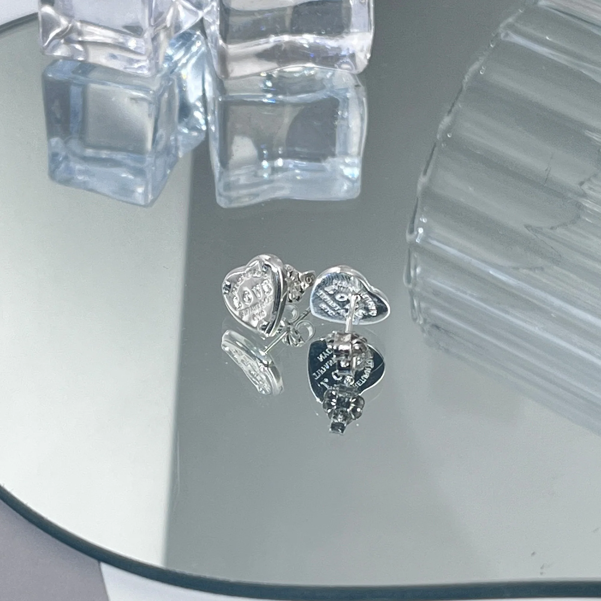 

Простые и изысканные маленькие серьги в форме сердца из серебра 925 пробы