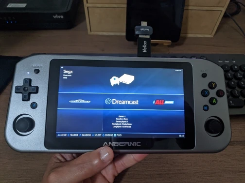 Mini PC Portable Win600 ANBERNIC: 5.94", 8 Go DDR4, Athlon Silver 3050e/3020e, Windows 10 et Steam OS photo review