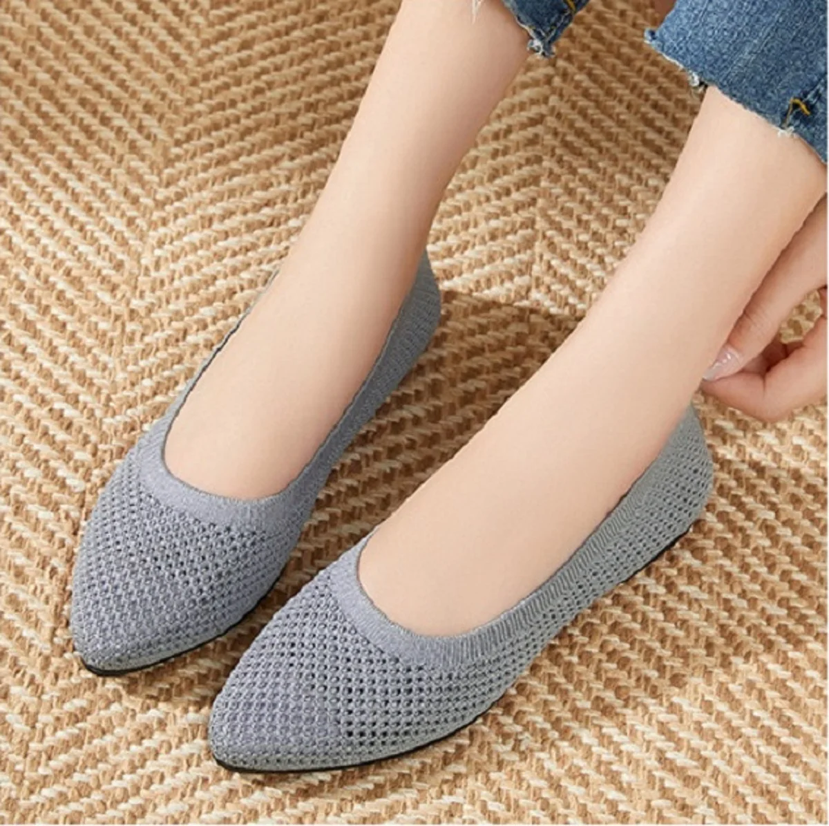 

Slip-On Women Shoes Breathable Ladies Anti-Slip Flat Shoes Hollow Out Casual Knitted Soft Sole Running Shoes Loafers Size 36-40