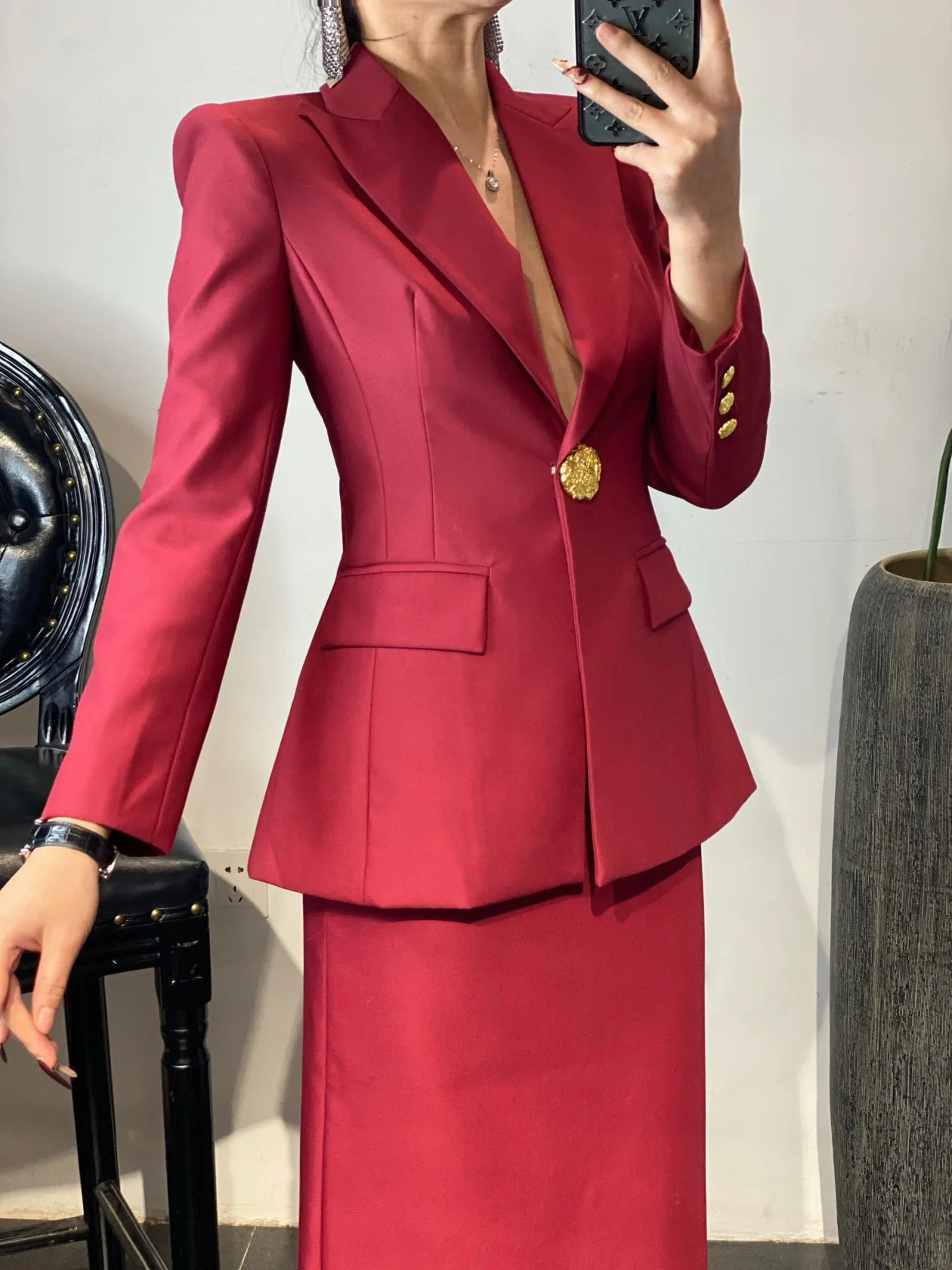

Exquisite business lady high-end skirt suit