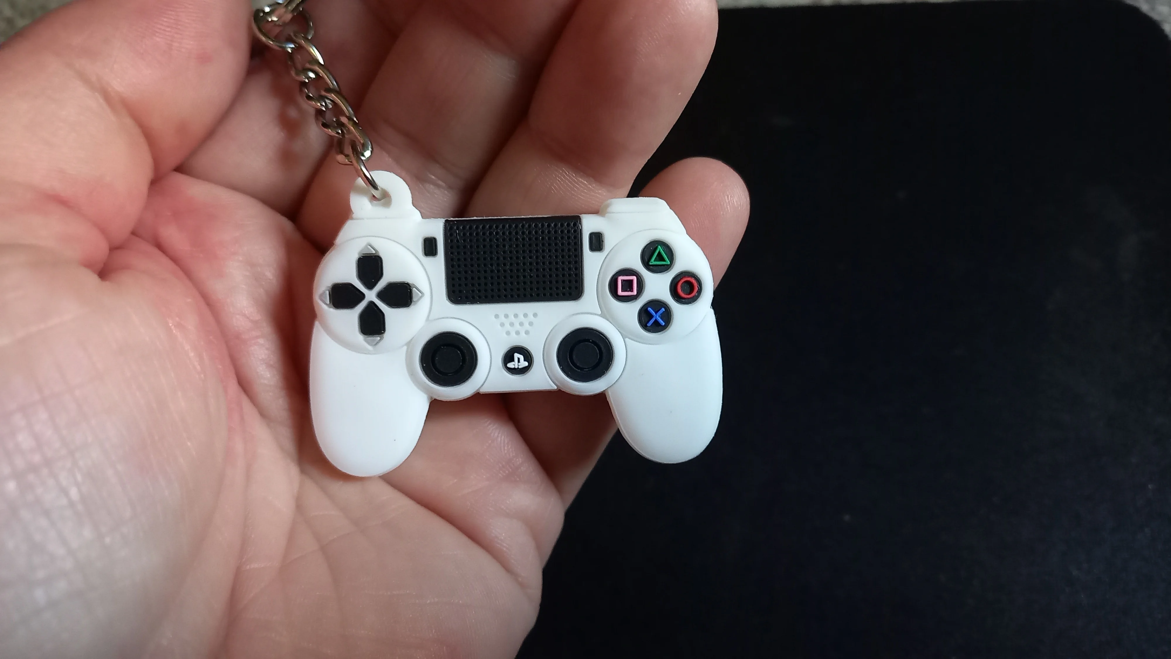 Ключ на ps4. Брелок джойстик. Ps key. Брелок плейстейшен 4. Adobe photoshop брелок.