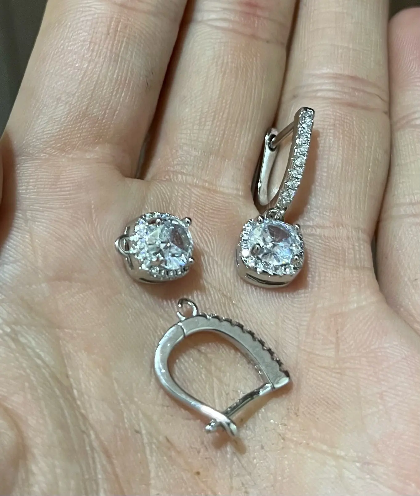 2CT Moissanite Huggie Hoop Earring photo review