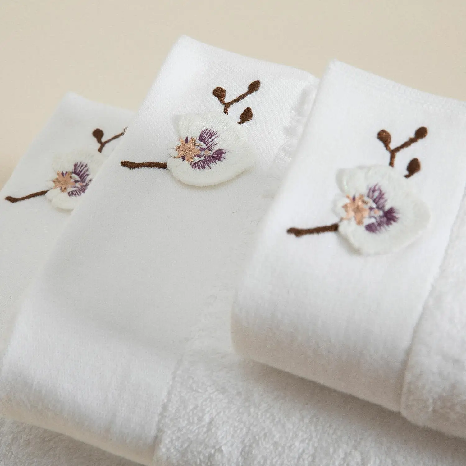 

Arnau Bath Towel 85x150 cm White A magical