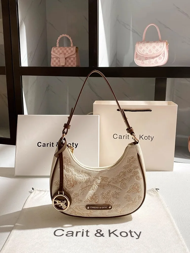 حقيبة هوبو لعام 2025، إلى جانب حقيبة كتف مزينة بتط...