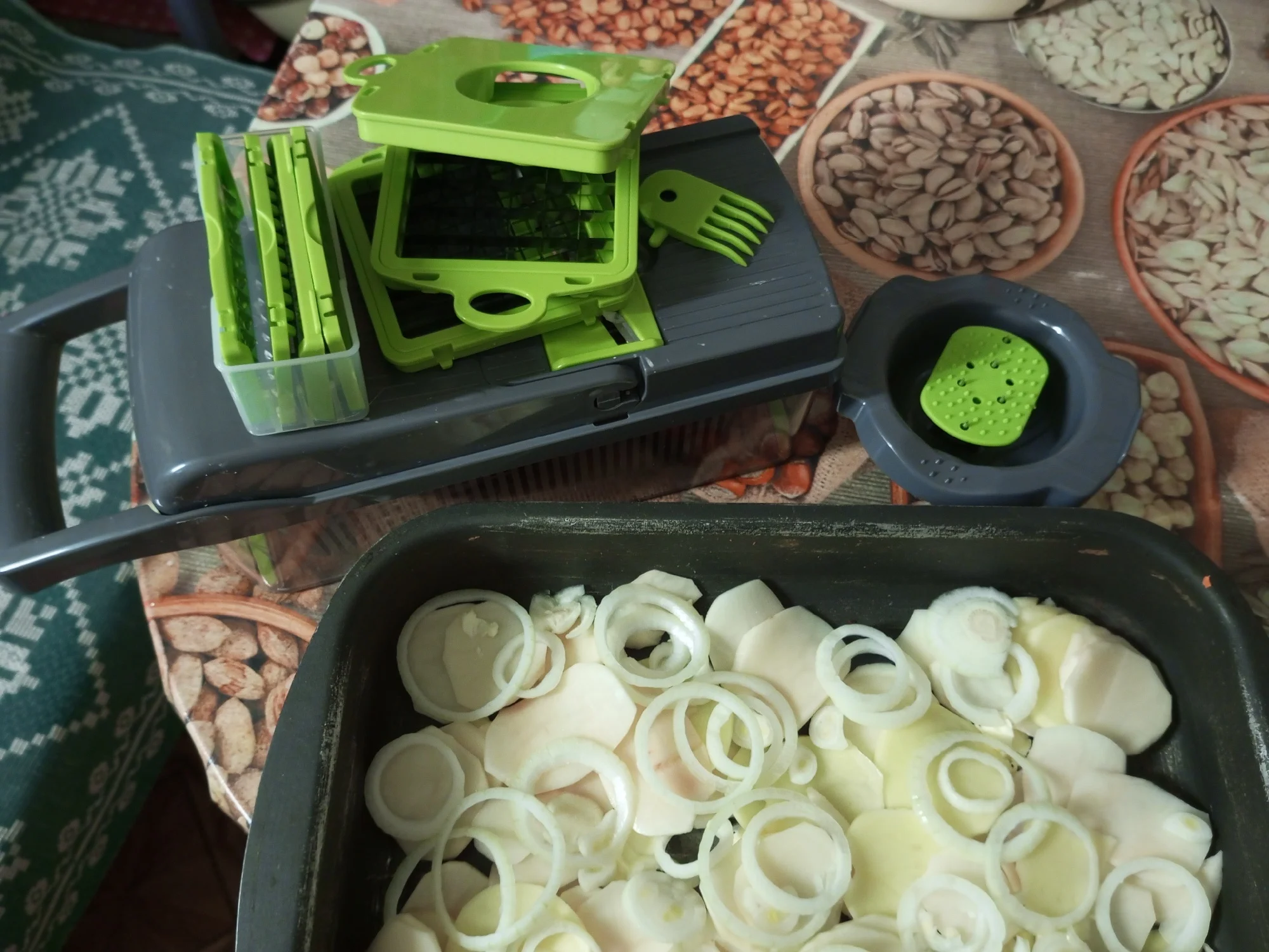 8-in-1 Multifunctional Vegetable Cutter - Effortlessly Slice and Grate Vegetables with Versatile Kitchen Gadget photo review