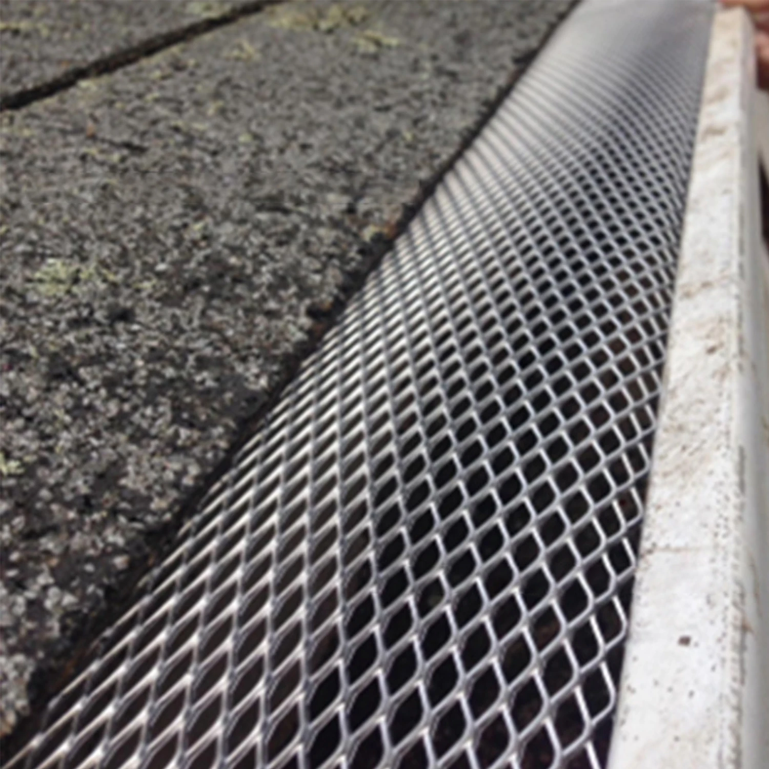 Aluminum Leaf Guard Gutter Protection Net with Stainless Steel Clips Durable Leaf Guard Effective Rain Gutter Covering Net