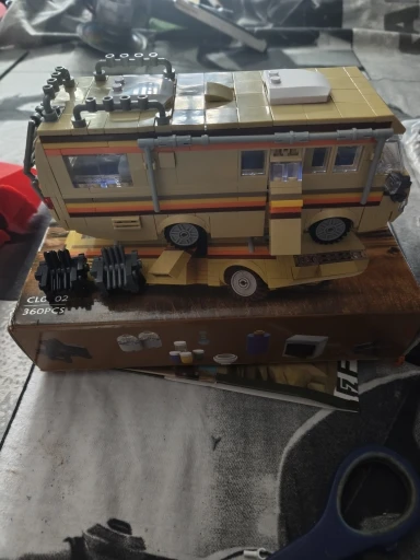 Classic Breaking Bad RV White and Pink Characters Model 3-in-1 Movie Protagonist Building Blocks Toy for Kids Adults photo review