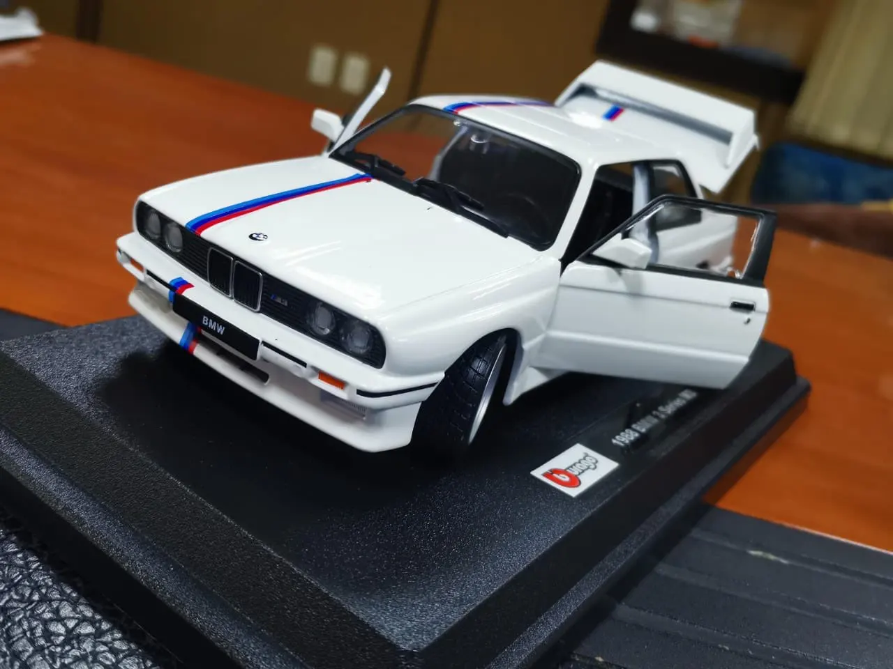 Bburago 1:24 New Style BMW M3 (E30) 1988 Alloy Model Car Luxury Vehicle Diecast Car Model Toy Classic Collection Gift Decoration photo review