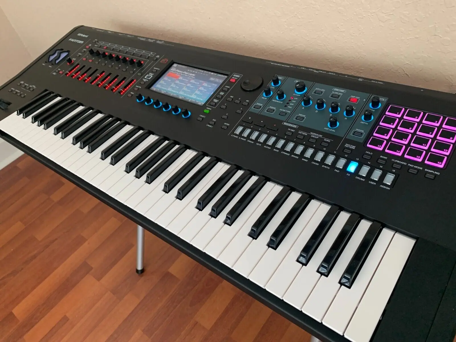 

BRAND NEW 100% FANTOM-6 61-Note FoR Keyboard Synthesizer.