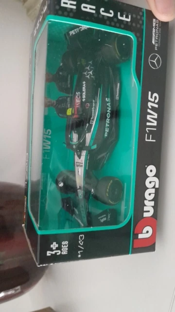 Bburago 1:43 Ferrari SF24 F1 Modelo de coche 2024 Temporada 16 # Leclerc 55 # Regalo de juguete de carreras de fórmula fundido a presión de vehículo de lujo de aleación Sainz photo review
