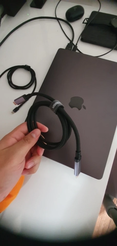 UGREEN PD3.1 240W USB-C Cable USB4 80Gbps 16K Display Type-C Fast Charging Compatible with USB-C Monitors MacBook iPad iPhone 17 photo review