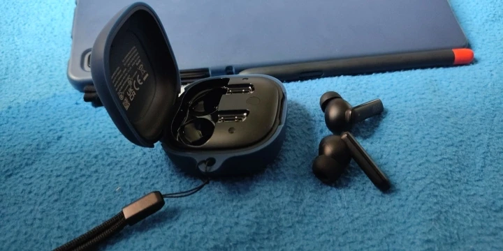 QCY HT05 ANC Wireless Earphone photo review
