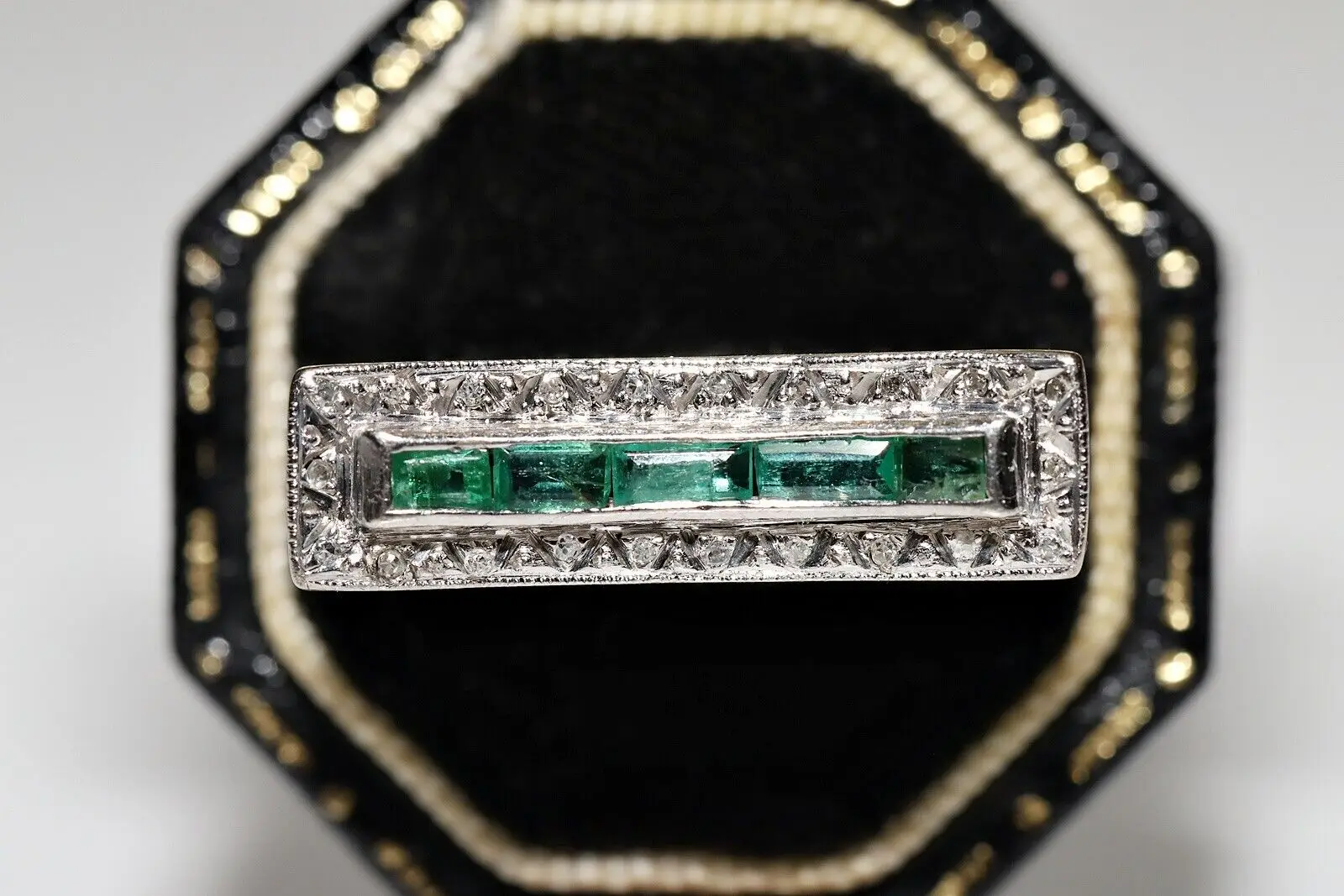 

ANTIQUE ART DECO 1930S 18K GOLD NATURAL DIAMOND AND CALIBER EMERALD RING